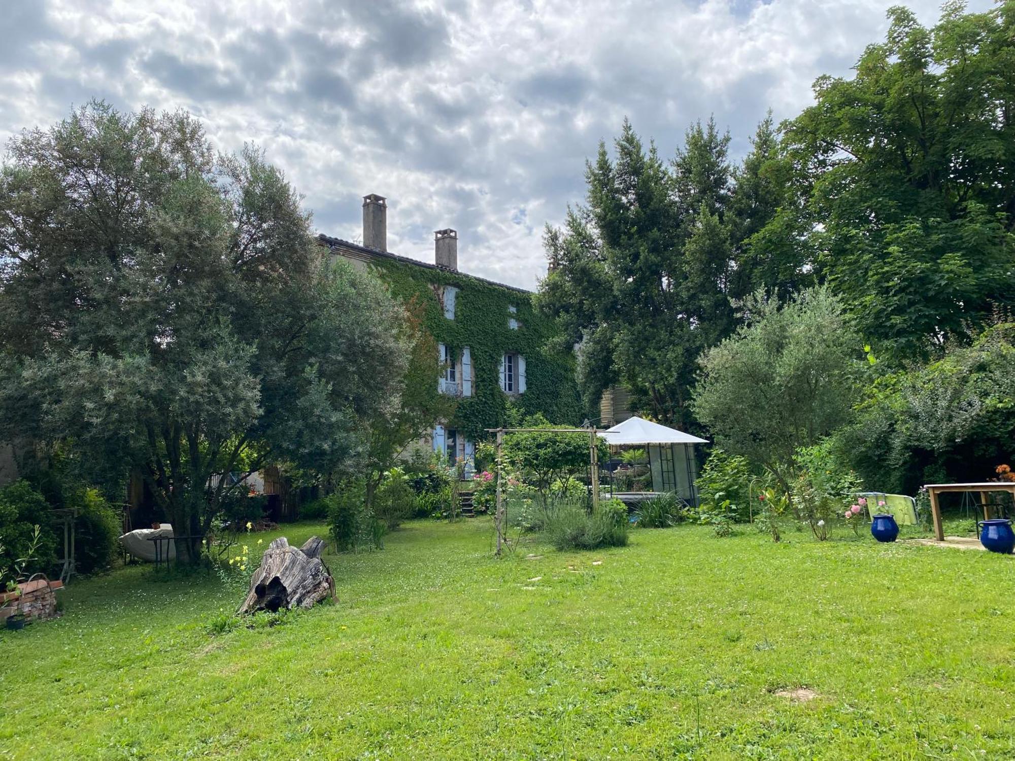 Au Jardin Y Acomodação com café da manhã Moissac Exterior foto